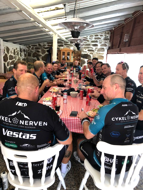 Cykelteam äter tillsammans