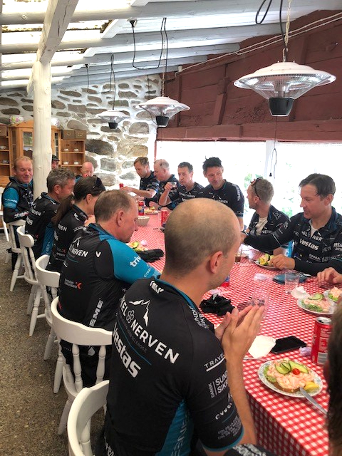 Cyklisters lunch i rustik miljö