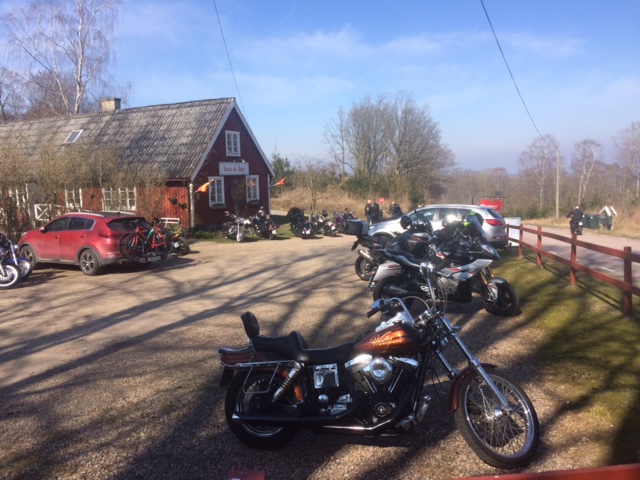 Motorcyklar parkerade vid caféet