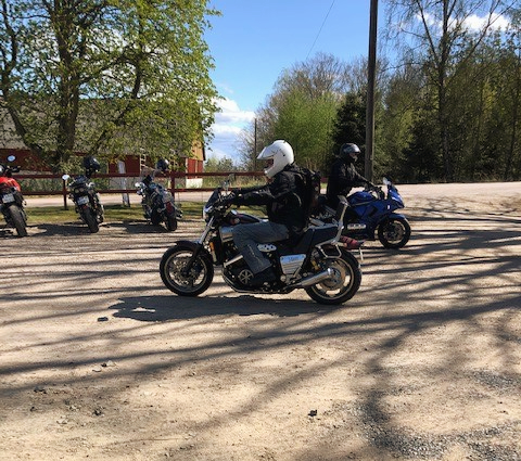 Motorcyklister vid landsväg