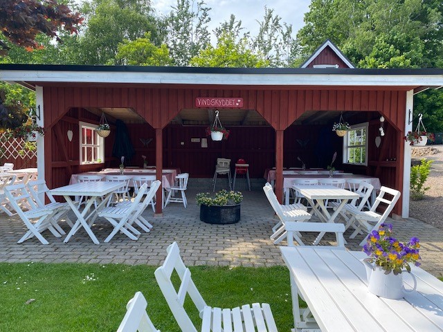 Uteplats vid röd stuga